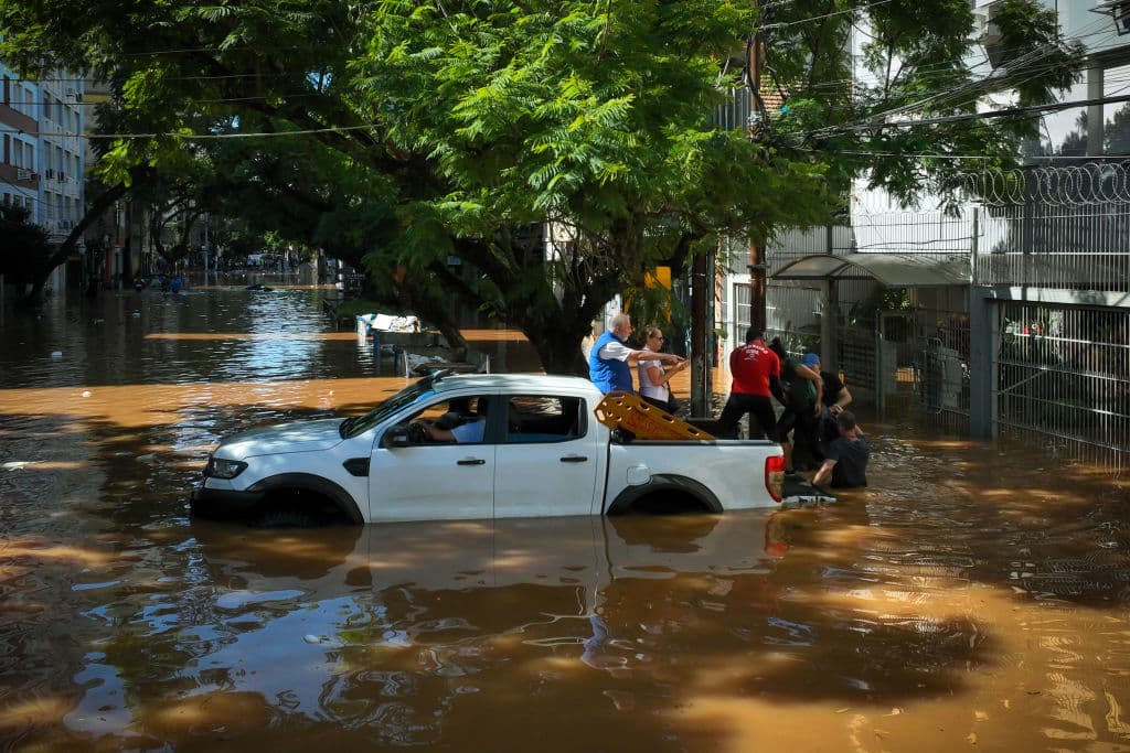 Residentes de una zona inundada del barrio Cidade Baixa son rescatados el 7 de mayo de 2024 en Porto Alegre, Brasil. Las labores de rescate continúan en Porto Alegre debido a las inundaciones causadas por las fuertes lluvias que han azotado el estado brasileño de Rio Grande Do Sul. El gobierno local ha decretado el estado de calamidad pública mientras 281 municipios se han visto afectados, miles de personas han sido desplazadas y los daños en las infraestructuras causan dificultades para acceder a las zonas afectadas o grandes cortes de electricidad en todo el estado.