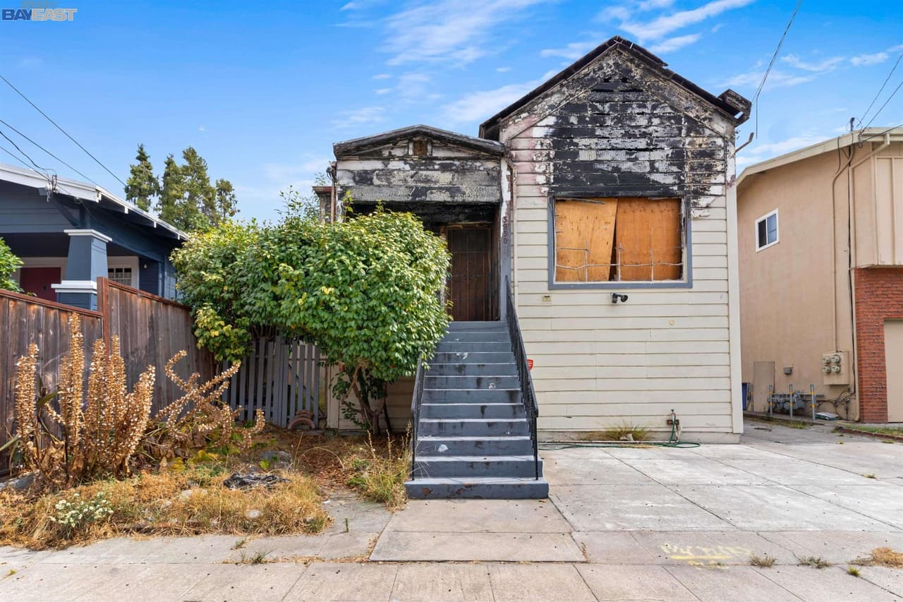 Encontrar una casa con múltiples habitaciones por debajo de los $800,000 dólares es casi una misión imposible en el Área de la Bahía, pero esta en Oakland se encuentra de oferta.