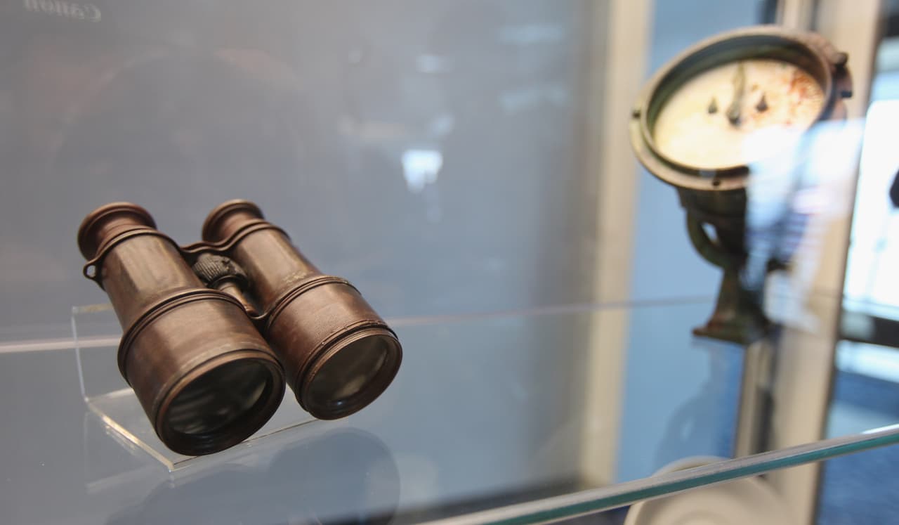 10. Un violín que supuestamente fue tocado por el líder de la banda del Titanic, Wallace Hartley, fue vendido en $1.2 millones.