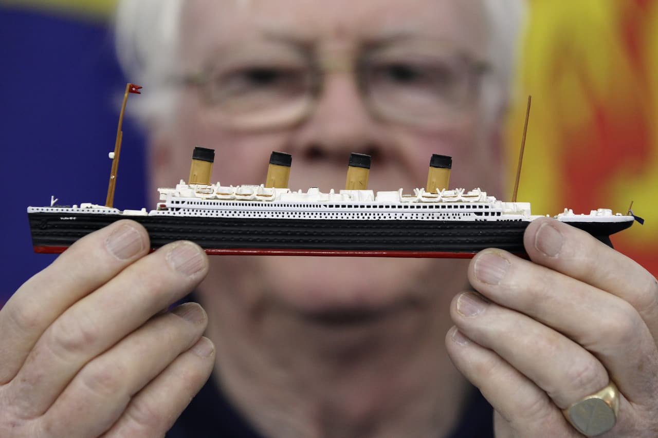 6. En el barco había alrededor de una docena de perros. Tres de ellos fueron rescatados. La gata de la embarcación, llamada Jenny, no sobrevivió.
