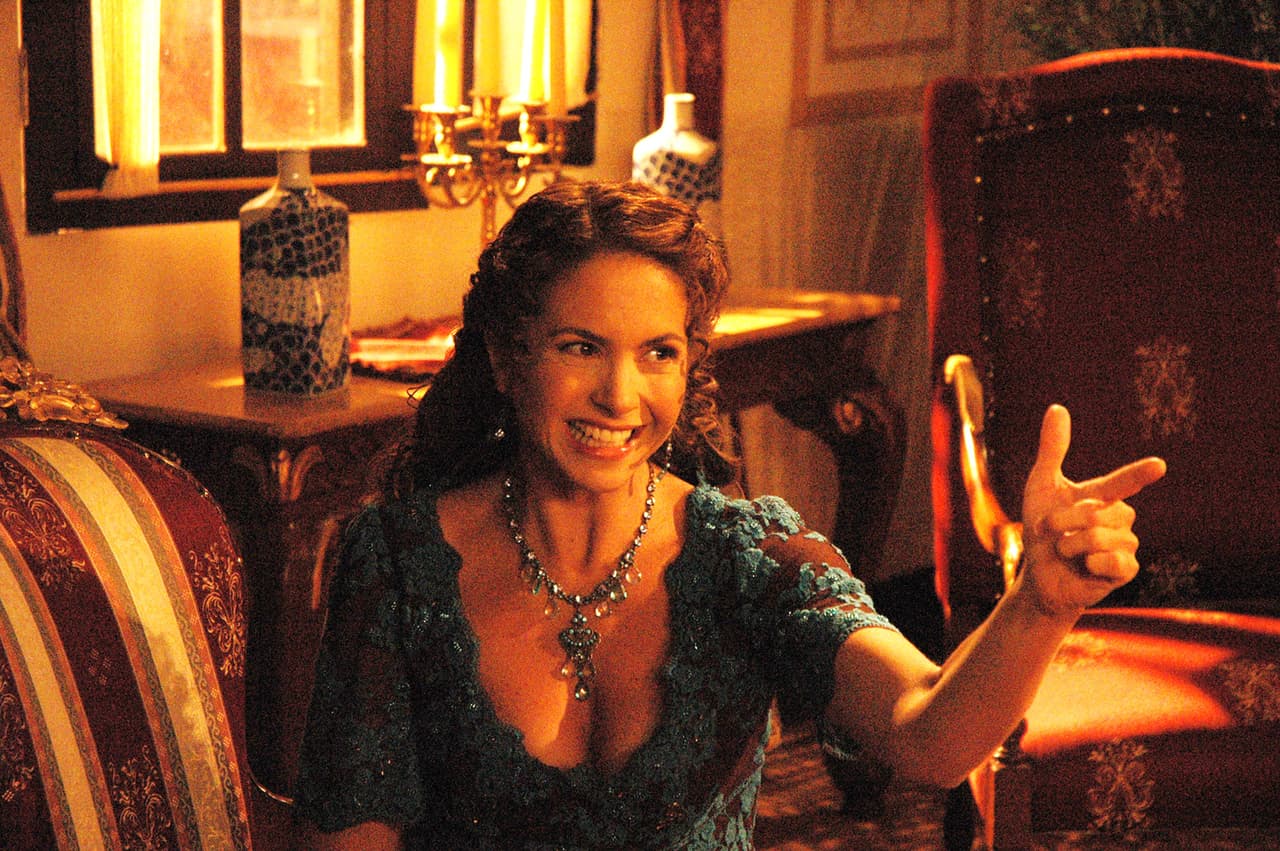 Eso sí, a los televidentes sólo les queda el recuerdo del glamour gracias a los pomposos vestidos característicos del dominio español, los cuales se inspiraban en la moda europea de los siglos XVI y XIX.