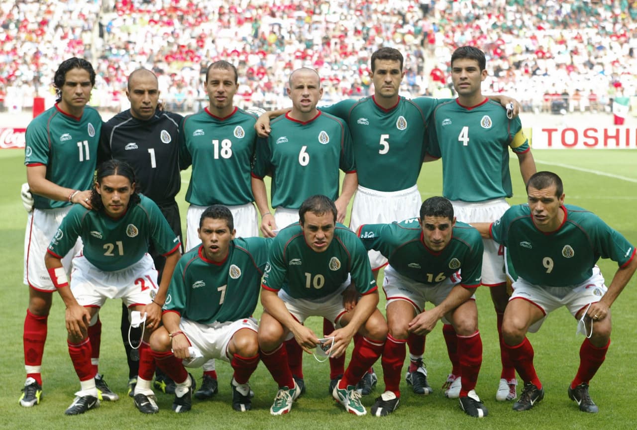 <b>Corea del Sur y Japón 2002</b>
<br>Con un diseño mucho más sombrío, 
<b>México</b> vistió una camiseta verde oscuro. El ‘Tri’ superó a Croacia y Ecuador y empató con Italia en la fase grupos. En octavos, perdió frente a Estados Unidos. 
<br>