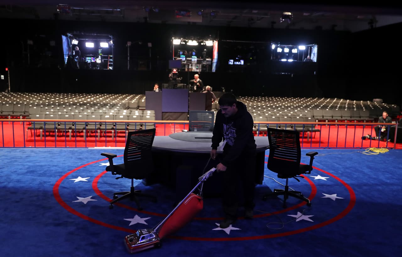 Un trabajador da una limpieza final a la alfombra del set.