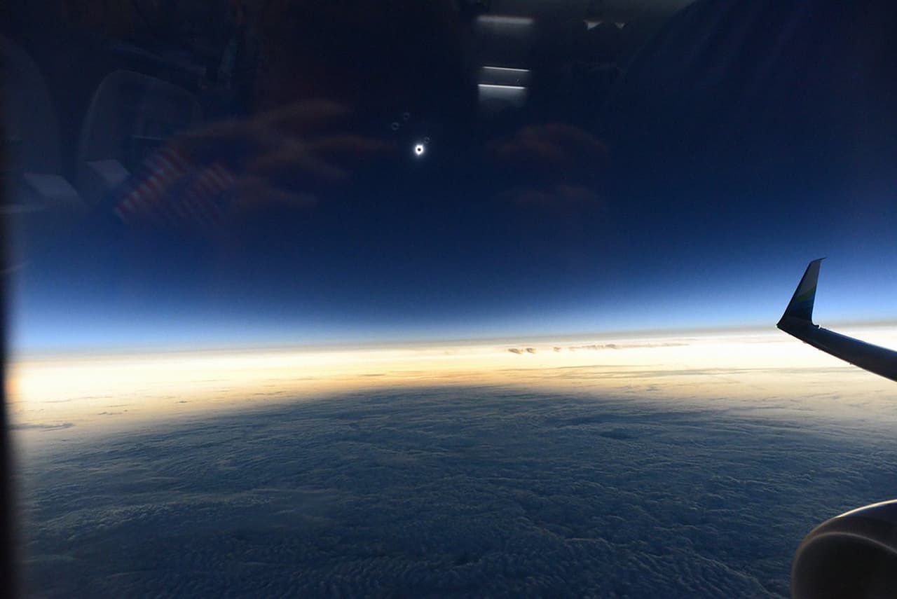 "El astronauta
<b>Michael Barratt</b> capturó a 40 mil pies a bordo del vuelo @AlaskaAir #SolarEclipse2017 #TotalityAwesome", publicó la cuenta de astronautas de NASA
<a href="https://twitter.com/NASA_Astronauts">@<b>NASA_Astronauts</b></a>