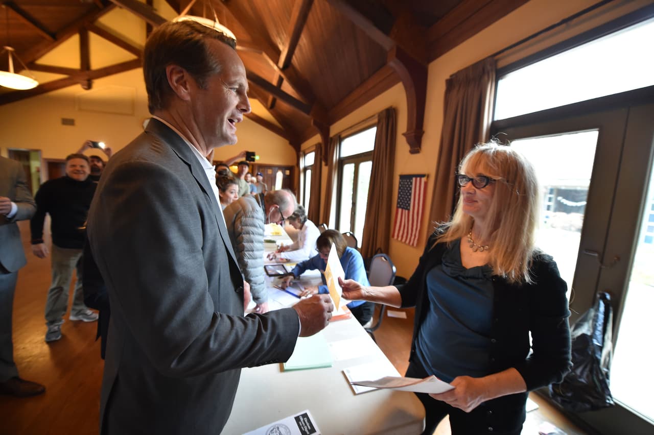 Harley Rouda, candidato a la Cámara de Representantes por el distrito 48 de California votó en la Laguna Beach. Intenta destituir al republicano Dana Rohrabacher, actual representante republicano en ese distrito.