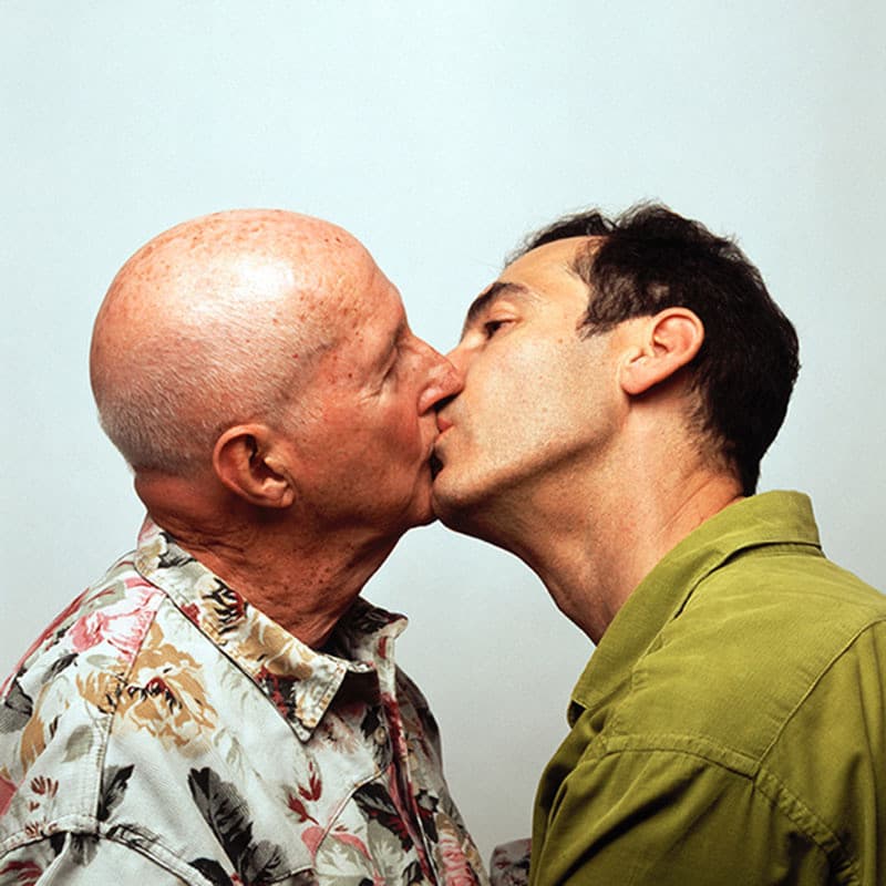 En marzo del 2012, la ONG
<a href="https://www.facebook.com/VisibleCulturaLGTB/?fref=ts">Asociación Cultural Visible</a> adelantó un proyecto de Arte gay para recaudar fondos. La fotografía es una obra del artista Juan Hidalgo. Sin embargo, la ONG publicó la foto en la portada de la organización y Facebook la censuró porque se mostraba a dos hombres besándose. Facebook acabó estudiando el caso y decidió permitirla.
<br>
