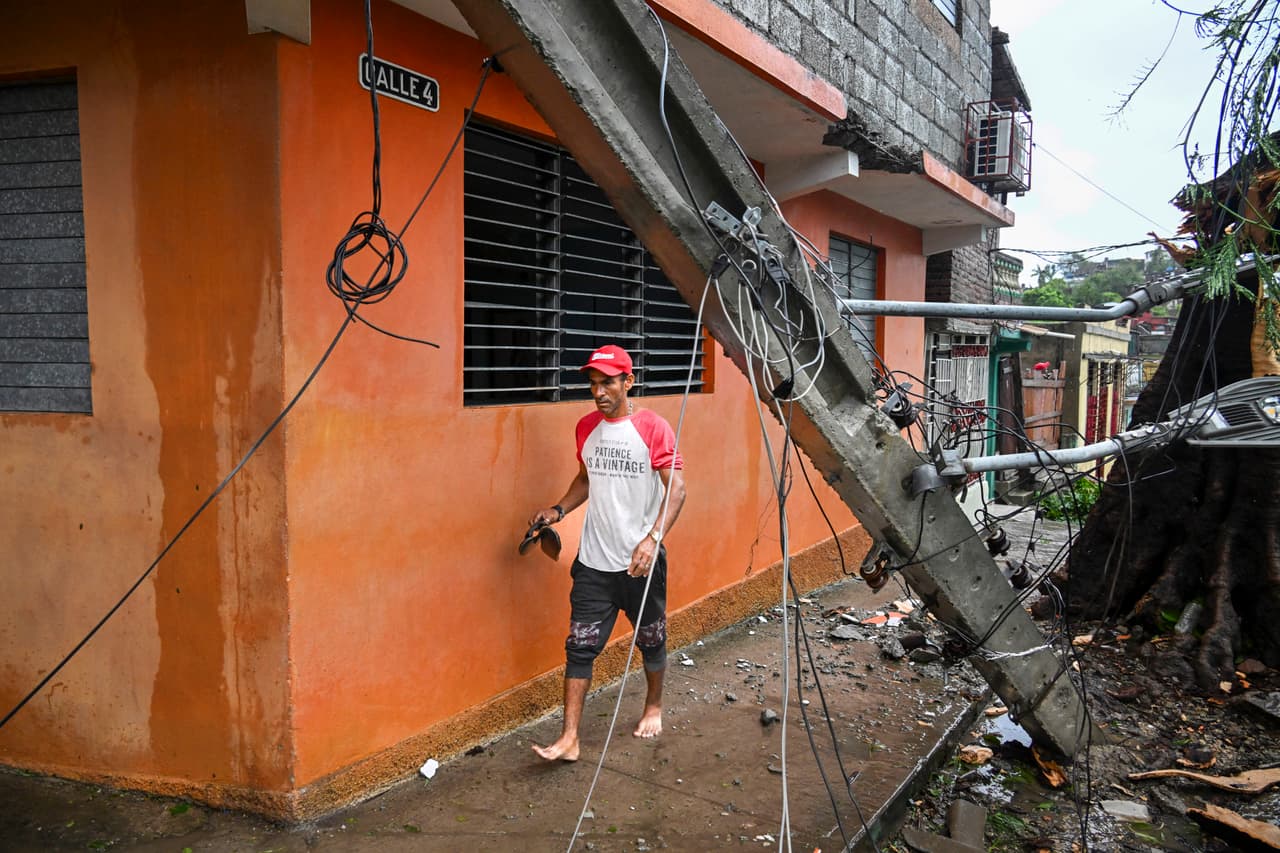 Los postes de luz caídos agravarán la ya precaria situación, de una isla que pasa gran parte de los días del año sufriendo apagones.
<br>
