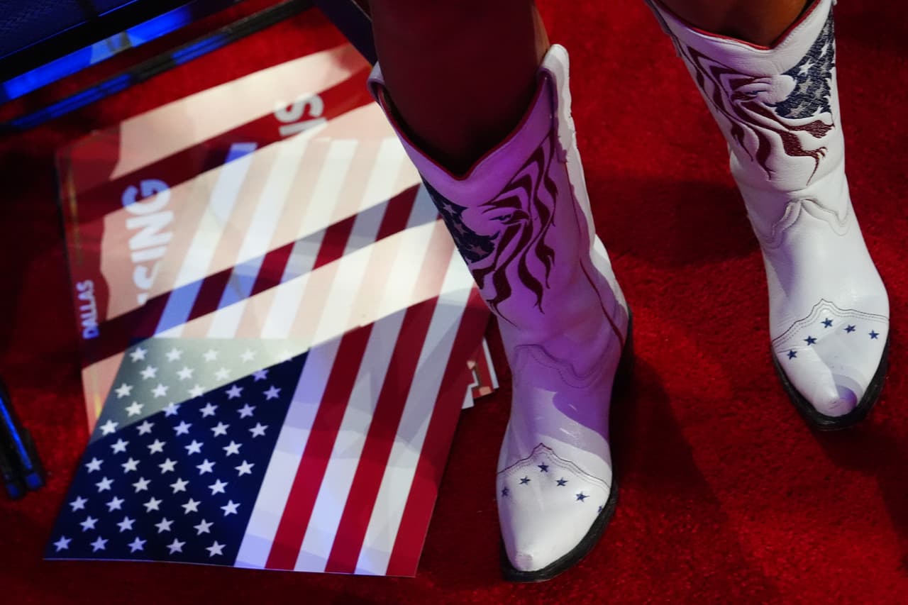 Por dos días la moda fue un elemento visual de la RNC, aquí una persona lleva botas de vaquero, el miércoles 9 de septiembre de 2026, en Dallas.
