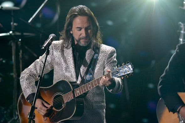 El Buki subió al escenario para interpretar 'Mi mayor necesidad'.