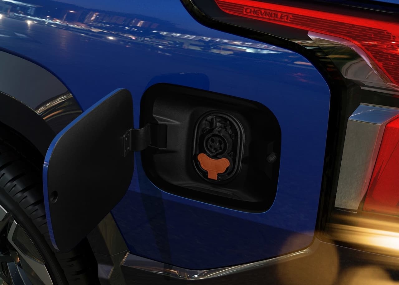 La Chevrolet Silverado EV compite de manera directa contra la 
<a href="https://www.univision.com/carros/ford-f150-lightning-pickup-electrica-debut-detalles-fotos">Ford F-150 Lightning</a>.