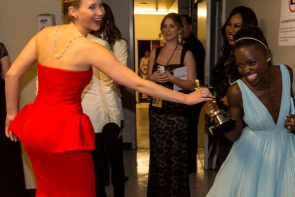Las actrices Jennifer Lawrence y Lupita Nyongo´o en los camerinos del Dolby Theatre en la celebración de los "scar en el Hollywood & Highland Center el 2 de marzo de 2014, en Hollywood, California.