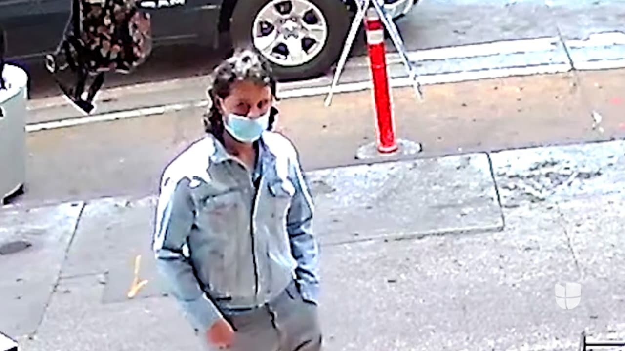 Buscan a hombre que apuñaló a un hombre dentro de una tienda del centro de Los Ángeles