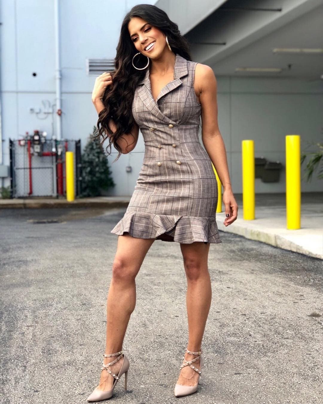 Los olanes también son una tendencia de la temporada y en esta imagen de Francisca vemos que también combinan con el print escocés.