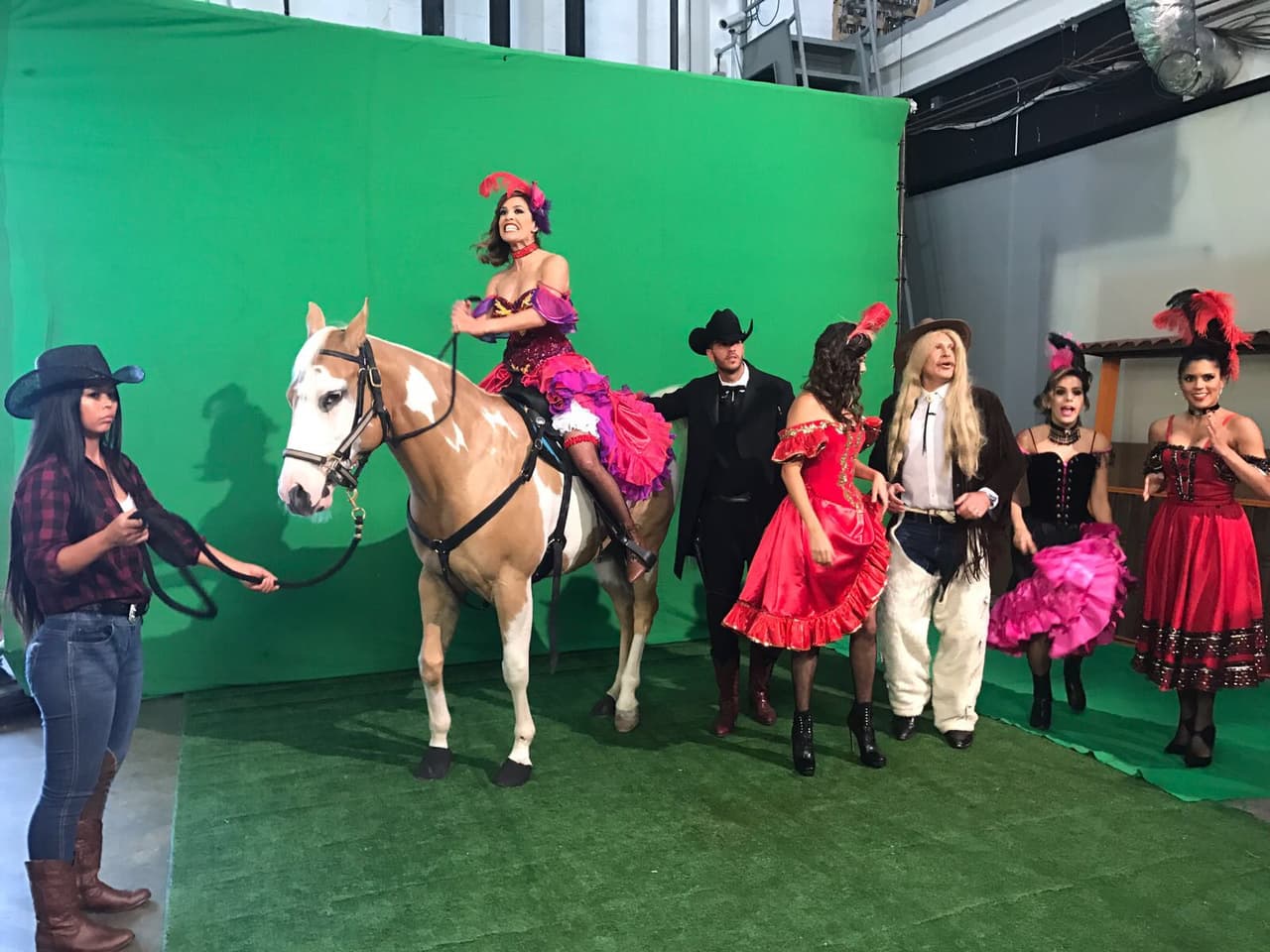 Karla Martínez iba a todo galope, aunque el caballo ni se movía.