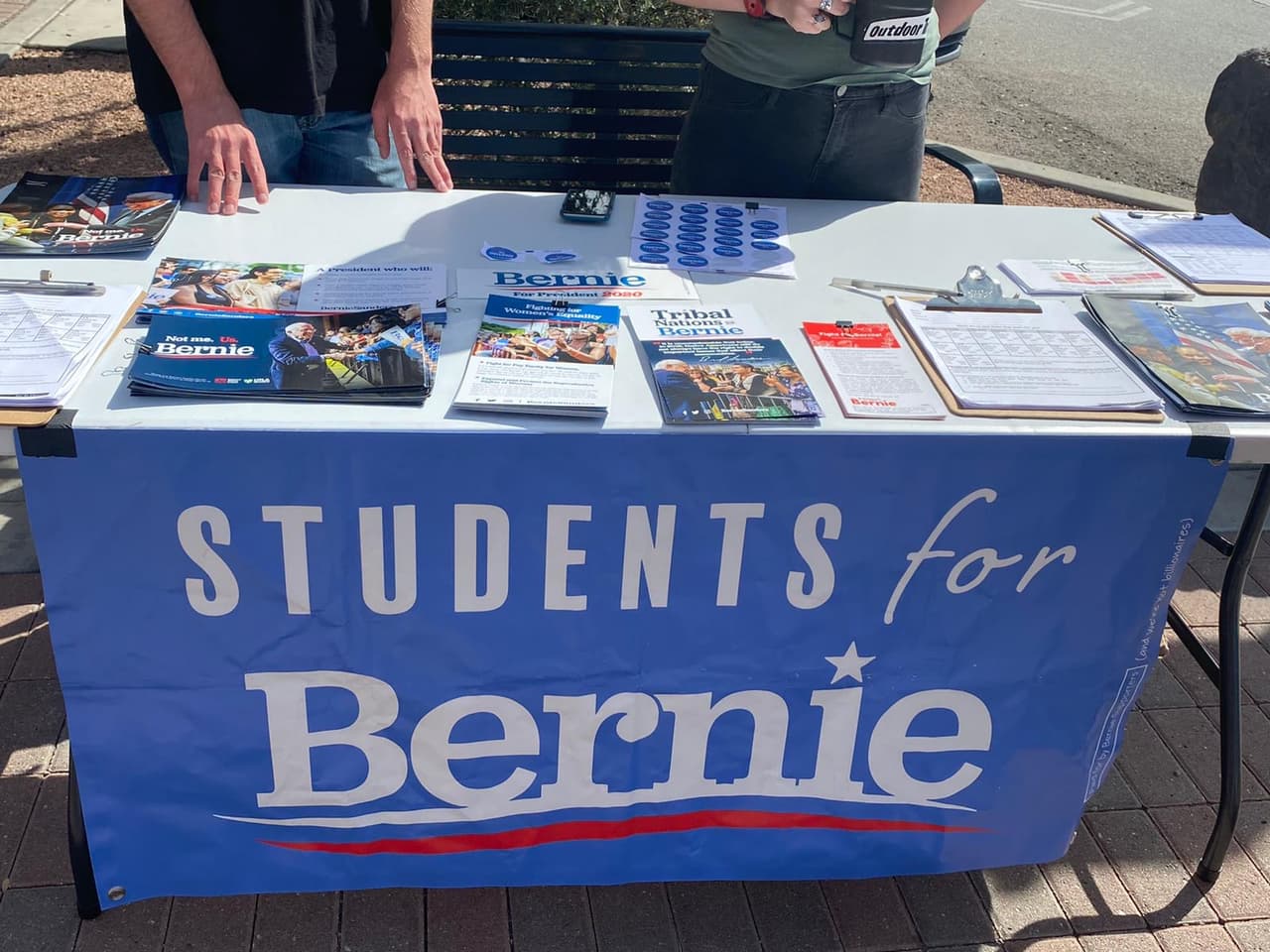 El grupo estudiantes por Bernie busca votantes en las calles cercanas a la Universidad de Arizona el día que el candidato visita el estado.