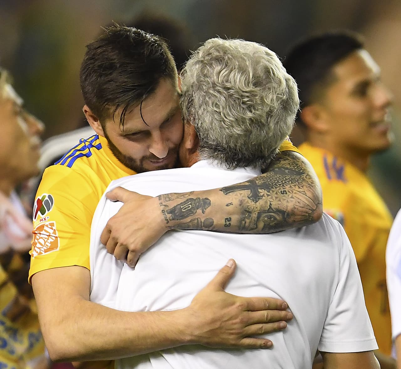 Gignac regaló playera a Tuca y su cuerpo técnico