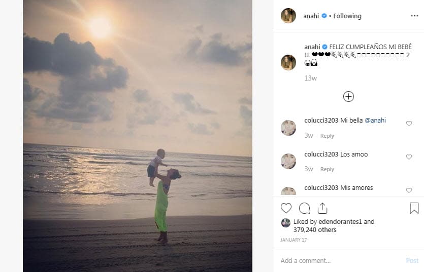 En enero pasado el bebé, que heredó los ojos azules de sus padres, cumplió dos años de edad. Para celebrarlo, la guapa Anahí compartió una foto de ellos en la playa.