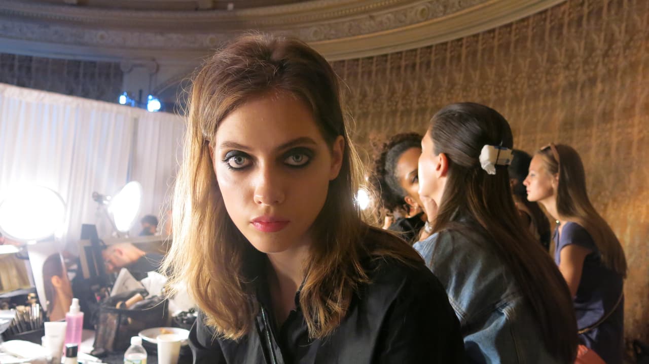 Con ayuda de una brocha se aplica el producto de los labios. No se usa delineador. Las cejas se cepillan y se rellena ligeramente con un polvo.
<br>
<br>
<br>