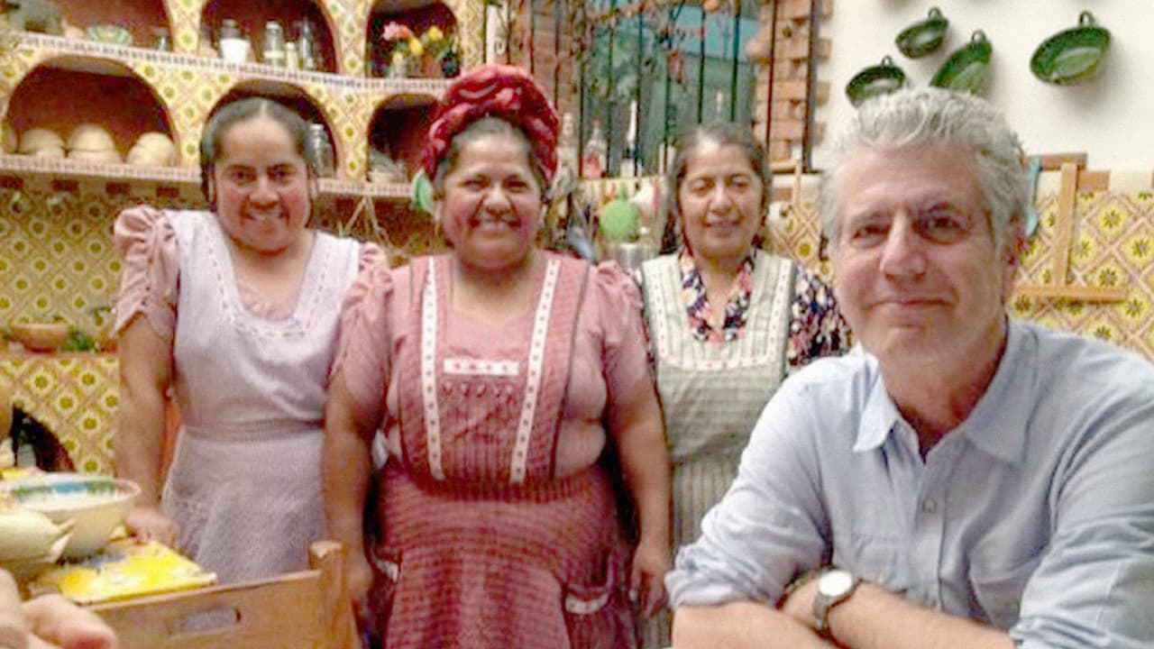 En distintos viajes a Mexico, Anthony Bourdain constató la riqueza de la cultura mexicana, reflejo de su exquisita e intensa gastronomía. "Como cualquier chef te dirá, toda nuestra economía de servicios, el negocio de restaurantes tal como lo conocemos, en la mayoría de las ciudades estadounidenses, colapsaría de la noche a la mañana sin trabajadores mexicanos", escribió en la web de su programa en CNN 'Partes Desconocidas' (Parts Unknowns, en inglés). La fotografía es de 2013.