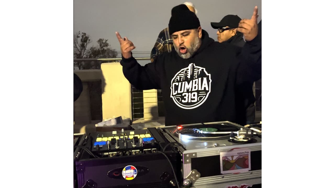 “La banda aquí es cowboys, todos son vaqueros y andan con sombreros, pero no. Nosotros, que vivimos aquí, vemos todo eso también día con día, pero también
<b>el poder latino, el poder mexicano o de la gente hispanoamericana, pues la cumbia es lo que nos gusta y lo que nos mueve</b>”.