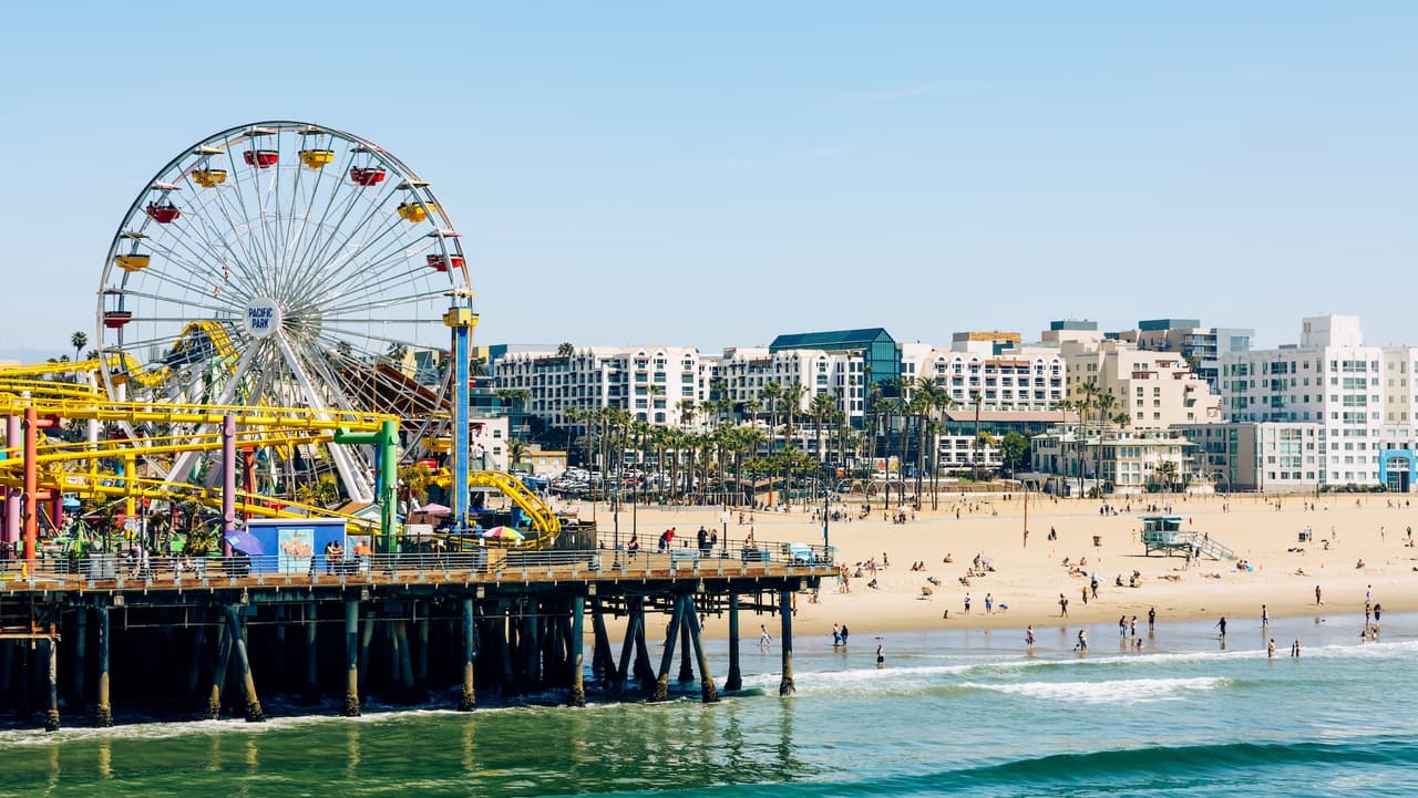 <b>Santa Mónica</b>
<br>Se en la costa oeste del condado de Los Ángeles, al oeste de la ciudad de Los Ángeles. Es famosa por el muelle de Santa Mónica, Third Street Promenade, y sus playas. Es un centro de entretenimiento y tecnología, con una vibrante vida nocturna y cultural.
<br>
<br>Costo promedio de vivienda: En febrero de 2025, el 
<b>precio medio de venta una casa fue de $2,074,500</b>. Salario promedio: El ingreso medio de los hogares en el centro de Santa Mónica es de $96,802 anuales.