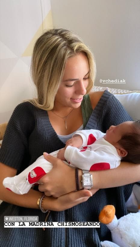 Poco a poco, Diego va conociendo a las personas más importantes en la vida de sus papás. En esta imagen se capturó el primer encuentro con su madrina.