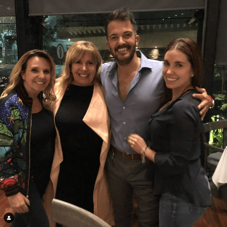 "Entre estas pasiones que hay a lo mejor por preferir un canal o el otro, al final somos seres humanos que 'chambeamos' (trabajamos), que compartimos y somos colegas, aunque incluso trabajamos en un mismo horario o que haya competencia", sentenció.
<br>