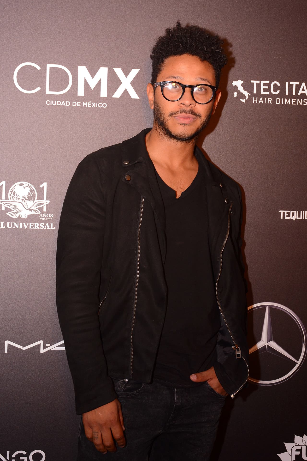 “Venimos porque vamos a empezar un montón de cosas juntos y está padrísimo. Es muy talentosa. Además la quiero y la admiro desde que llegó al DF, que fue cuando la conocí”, señaló el también actor de doblaje.