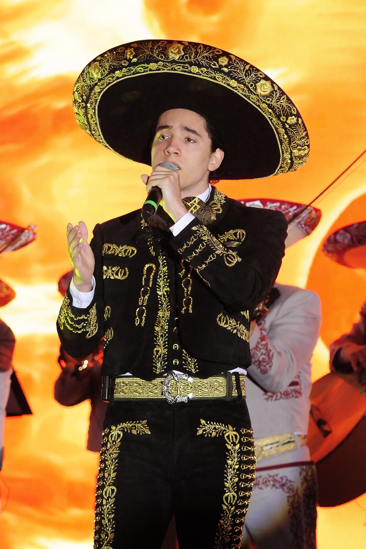 Álex Fernández está nominado en la categoría Regional Roots 2.0 (El Agave de la Música), tiene 25 años y lleva más de siete años con su novia, Alexia Hernández.