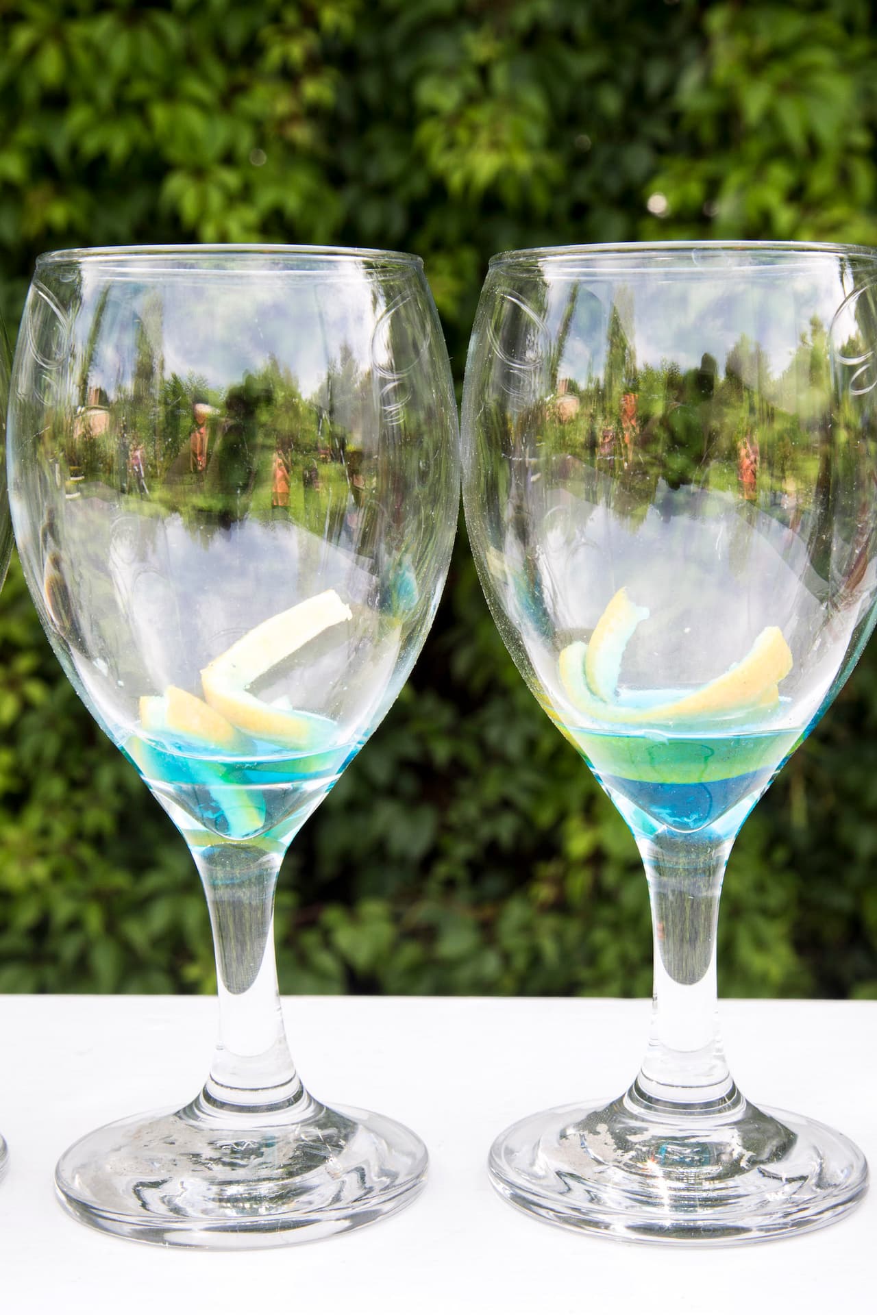 Si te falta algo azul para abonar a la buena suerte del matrimonio, considera ponerlo en el brindis. Mezcla un poco de curaçao azul y una cáscara de naranja en la copa lista para agregar vino espumoso.