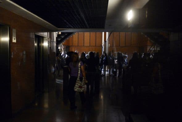 El viceministro de Energía Eléctrica y director de la compañía de electricidad estatal (Corpoelec), Franco Silva, indicó al canal estatal VTV que la falla se produjo alrededor de las 12.30, hora local (17.00 GMT) "en una línea de transmisión de las principales troncales del sistema eléctrico nacional".