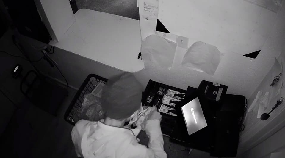 Captan en video el momento en que roban un negocio del norte de Miami  