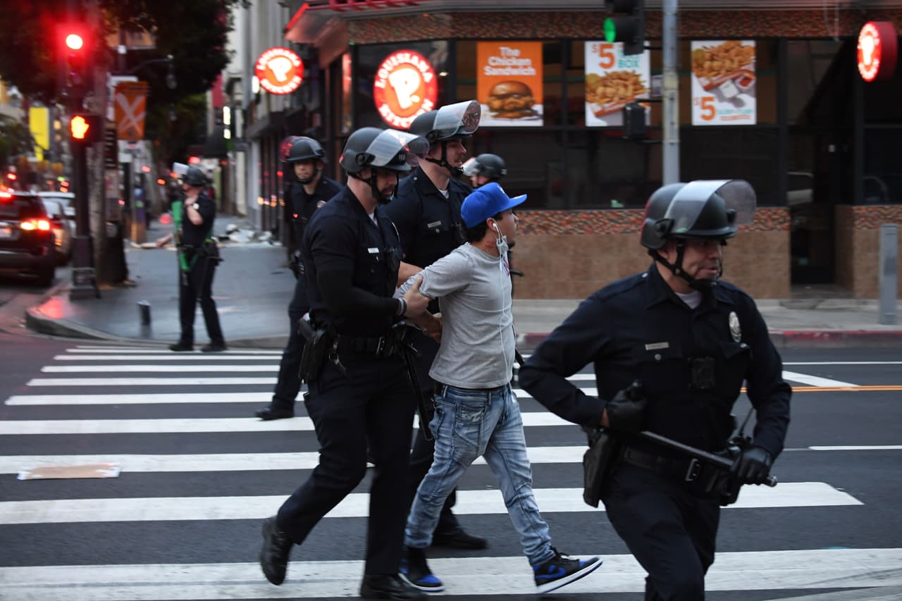 Otro hombre arrestado este lunes en Hollywood, California, por violar el toque de queda. La familia de George Floyd ha pedido a los manifestantes que mantengan la protesta por cauces pacíficos.