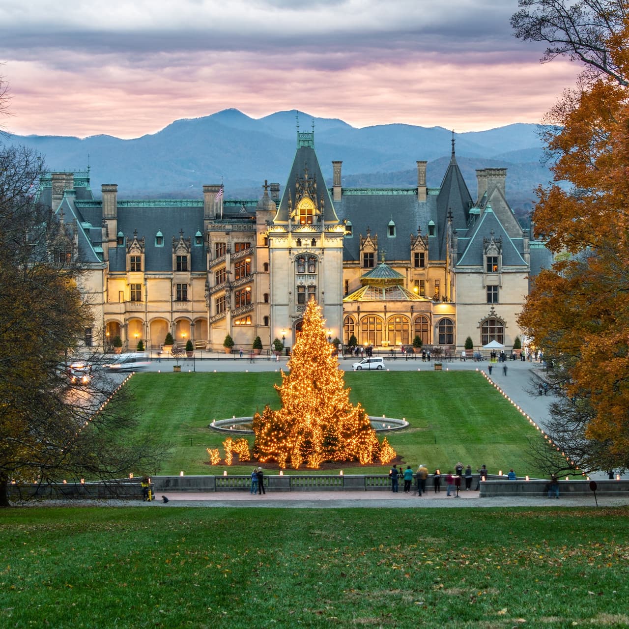 <b>Asheville </b>
<br>
<b>Sitio web</b>:
<a href="https://www.exploreasheville.com/">https://www.exploreasheville.com/</a>
<br>
<b><a href="https://maps.app.goo.gl/UyXmDQnHdMwr58Px5">Cómo llegar</a> </b>
<br>
<br>Asheville es espectacular en cualquier época del todo el año, pero en Navidad es realmente encantador. Biltmore Estate es sin duda un punto a visitar, exquisitamente decorado para la temporada y al mismo tiempo alberga una gran cantidad de festividades. La mansión con forma de castillo estará llena de árboles de Navidad, guirnaldas y luces brillantes, con recorridos disponibles que lo llevarán a través del opulento interior, incluidas opciones a la luz de las velas por la noche.