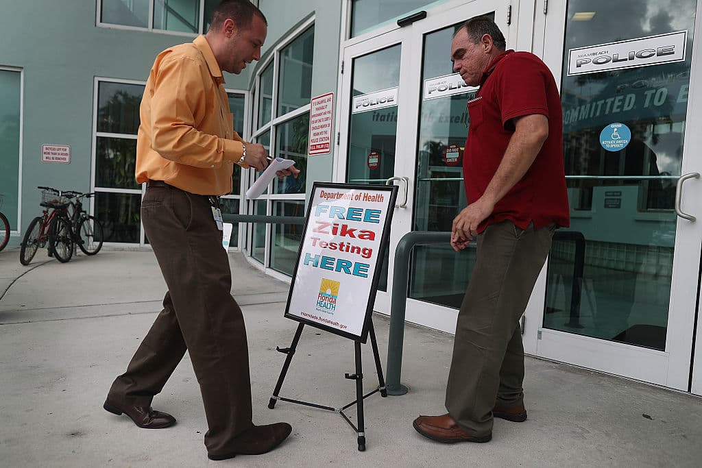 “Muchos de mis pacientes y sus parejas están preocupados por el zika, pero especialmente aquellos que provienen de países donde el zika se transmite localmente. Quieren viajar y ver a la familia, pero les hago entender que no deben hacerlo y les recuerdo que eso no será para siempre y que podrán hacerlo luego de que nazca el bebé”, explicó.