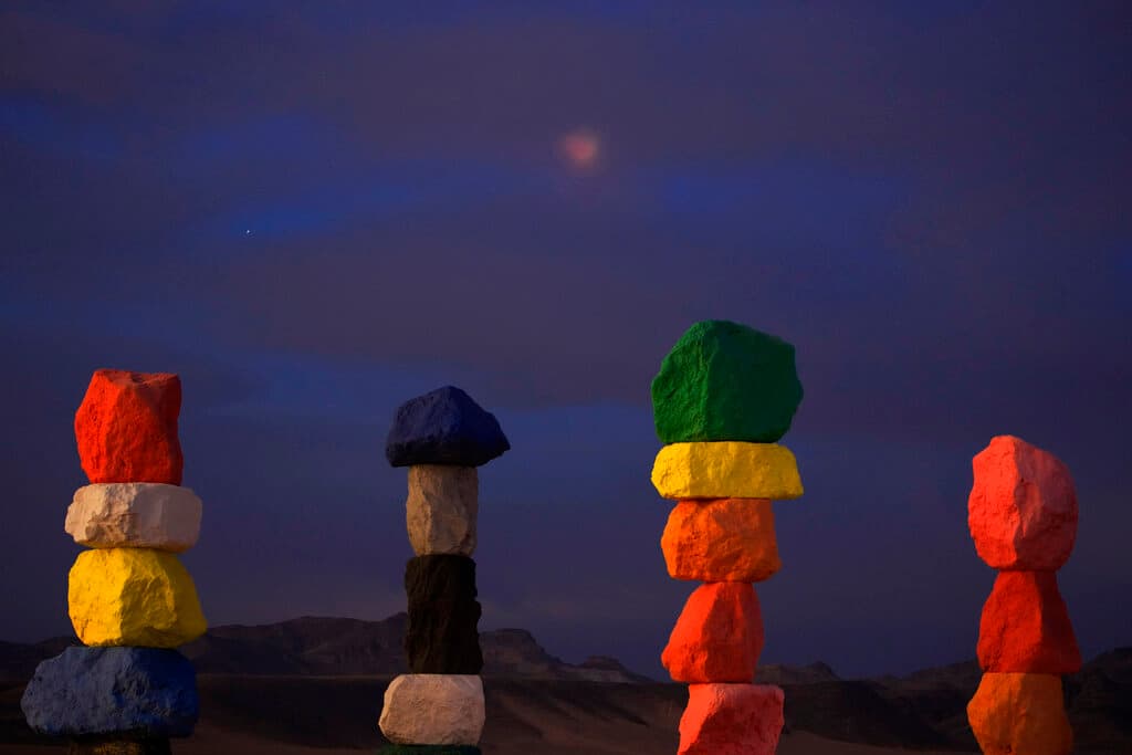 La nubes empañaron el espectáculo del eclipse desde el monumento de las Siete Montañas Mágicas, en Jean, Nevada.