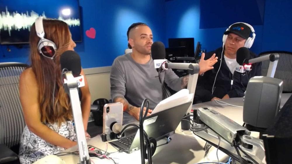 Unos dís después de la propuesta de Chyno, Nacho estuvo como invitado en el programa 
<a href="https://www.univision.com/radio/miami-wamr-fm/exclusiva-nacho-responde-al-aire-la-invitacion-que-le-hizo-chyno-de-cantar-juntos-por-venezuela-video">'El desayuno' </a>de la estacion Amor 107.5 de Univision Radio, donde no descartó la invitación, pero tampoco la aceptó: "Me parece muy lindo de su parte, yo creo que es una muy bonita iniciativa, pero imagínate, yo tengo muchos días con mi equipo trabajando en cuestión de logística, de transporte, imagínate, mi banda es la que va a tocar con Sanz, con Reik, venimos trabajando desde hace mucho tiempo y siento que la gente no sabe que mi presencia en el evento va mucho más allá que el carácter artístico".