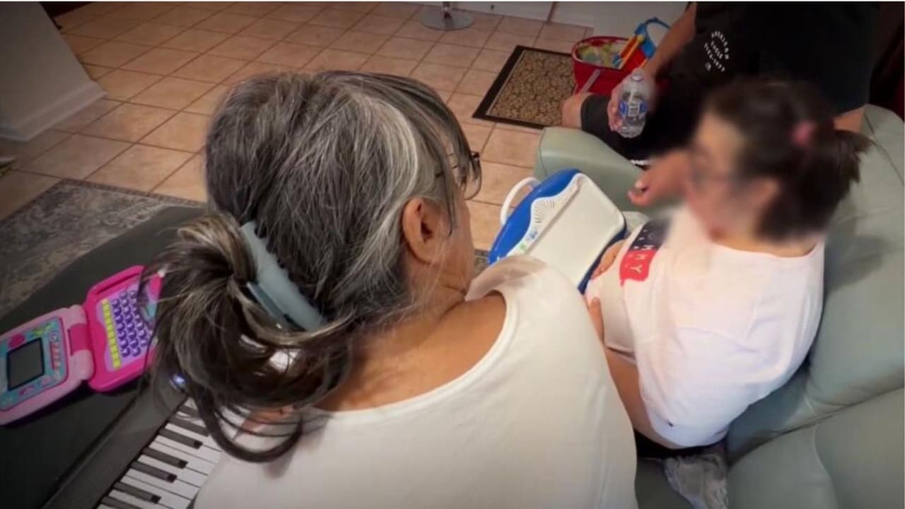 “Me vienen a buscar”: madre hispana implora frenar deportación por su hija con discapacidad
