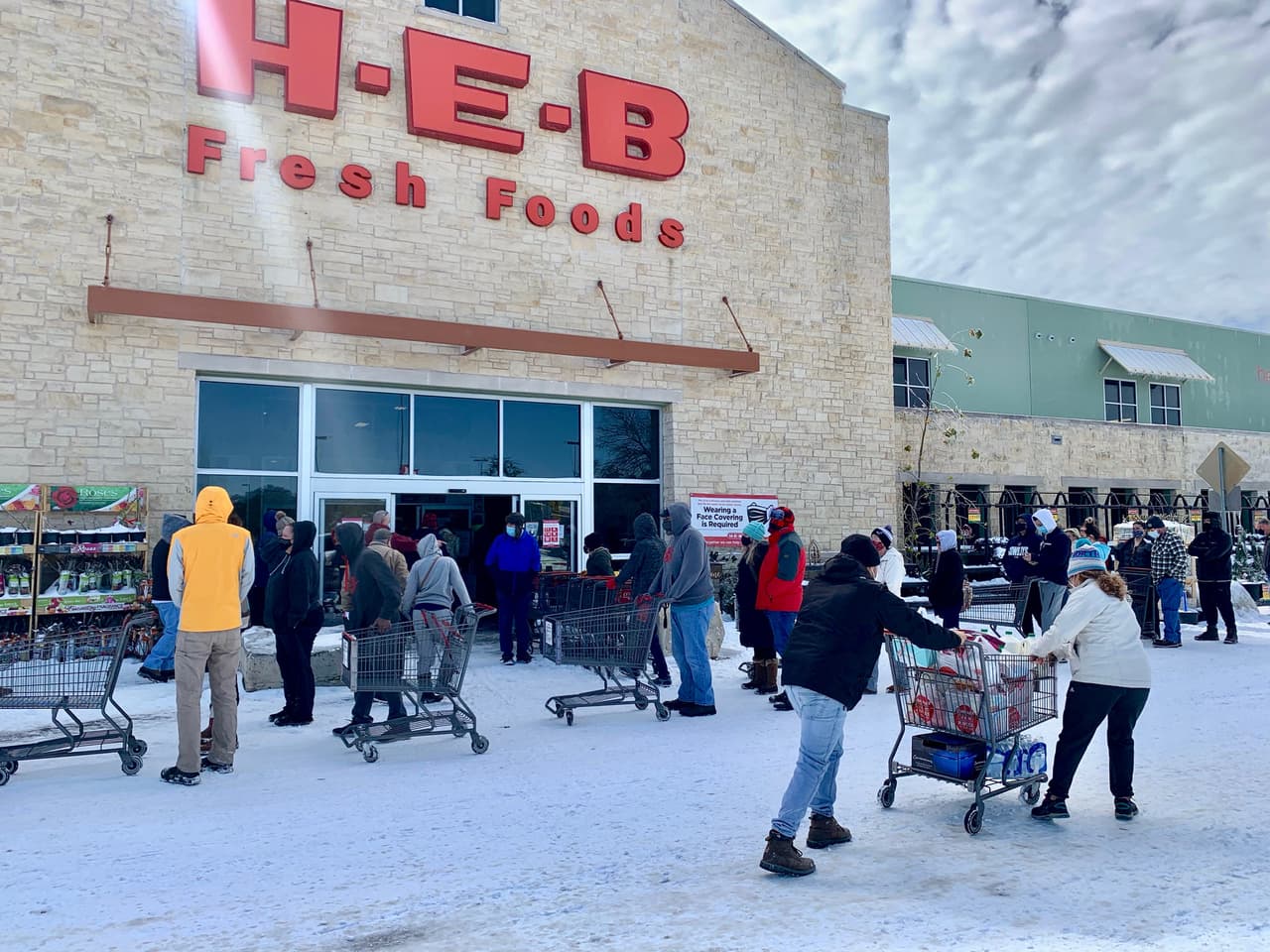 <b>Puesto 15. Familia Butt.</b>
<br>
<br>• Patrimonio: 17,800 millones de dólares.
<br>
<br>• Cambio desde 2015: subió.
<br>
<br>• Origen de la riqueza: supermercados.
<br>
<br>Esta familia es propietaria de la cadena de supermercados H.E.B., que comenzó en 1905 cuando Florence Butt abrió una pequeña tienda de comestibles con solo 60 dólares de inversión. Su hijo Howard Butt asumió el control del negocio en la década de 1920 y la nombró H.E. Butt Grocery Company en 1928. Hoy H-E-B tiene más de 340 tiendas en Texas y México.
<br>