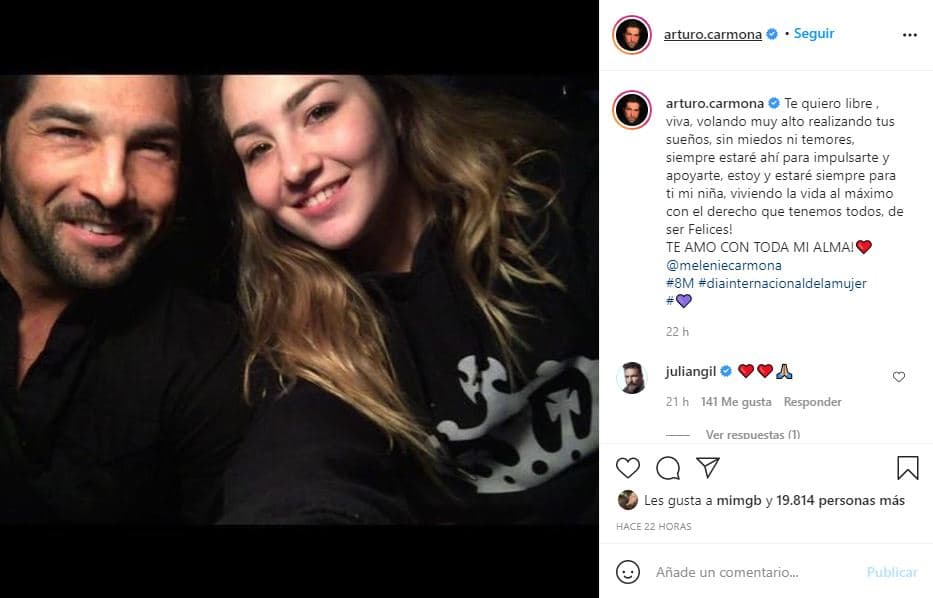 Tras la publicación de Melenie, su padre, Arturo Carmona, posteó una fotografía en la que aparecen juntos: "Te quiero libre, viva, volando muy alto, realizando tus sueños, sin miedos, ni temores. Siempre estaré ahí para impulsarte y apoyarte, estoy y estaré siempre para ti, mi niña. ¡Viviendo la vida al máximo con el derecho que tenemos todos de ser felices".