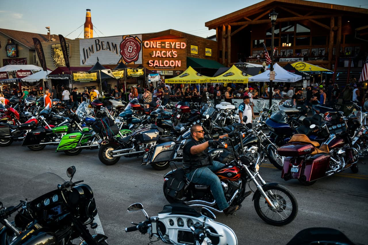 Motociclistas en uno de las calles principales de Sturgis, Dakota del Sur durante el '80th Annual Sturgis Motorcycle Rally'.