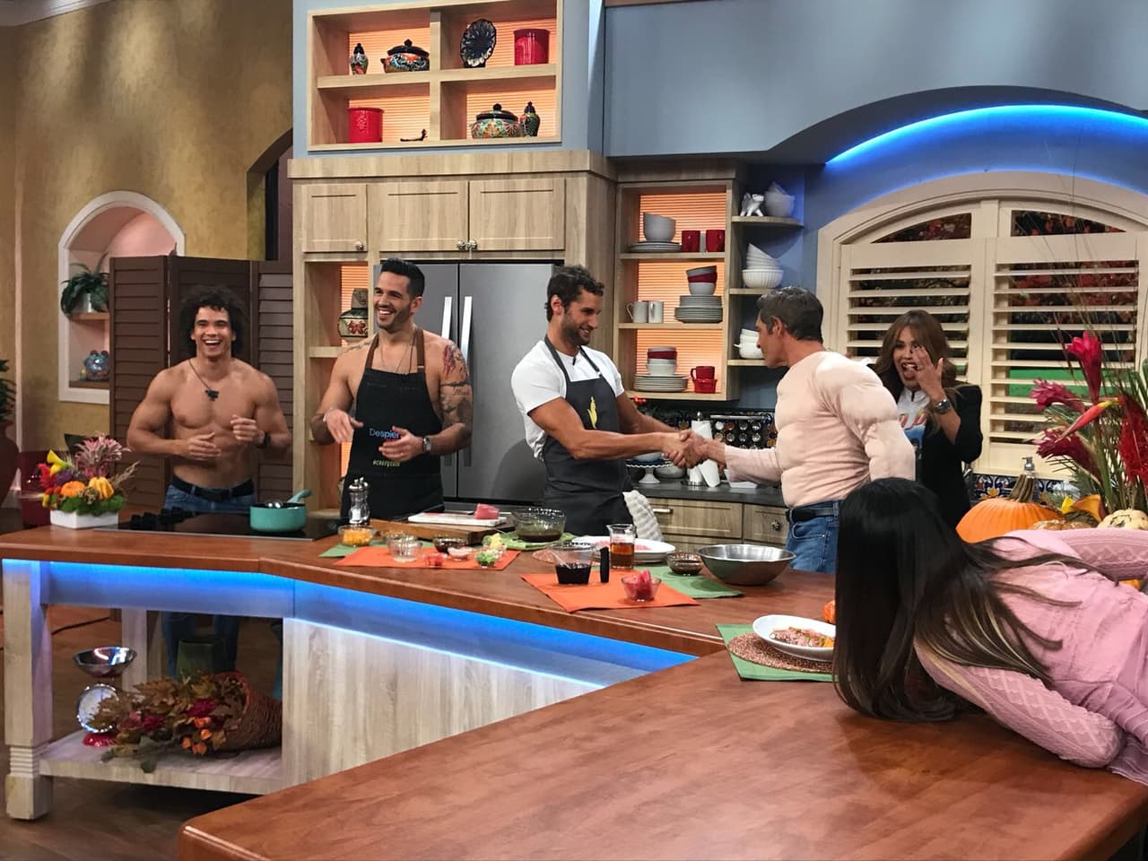 Johnny no se podía quedar atrás, él quería enseñar también su físico.