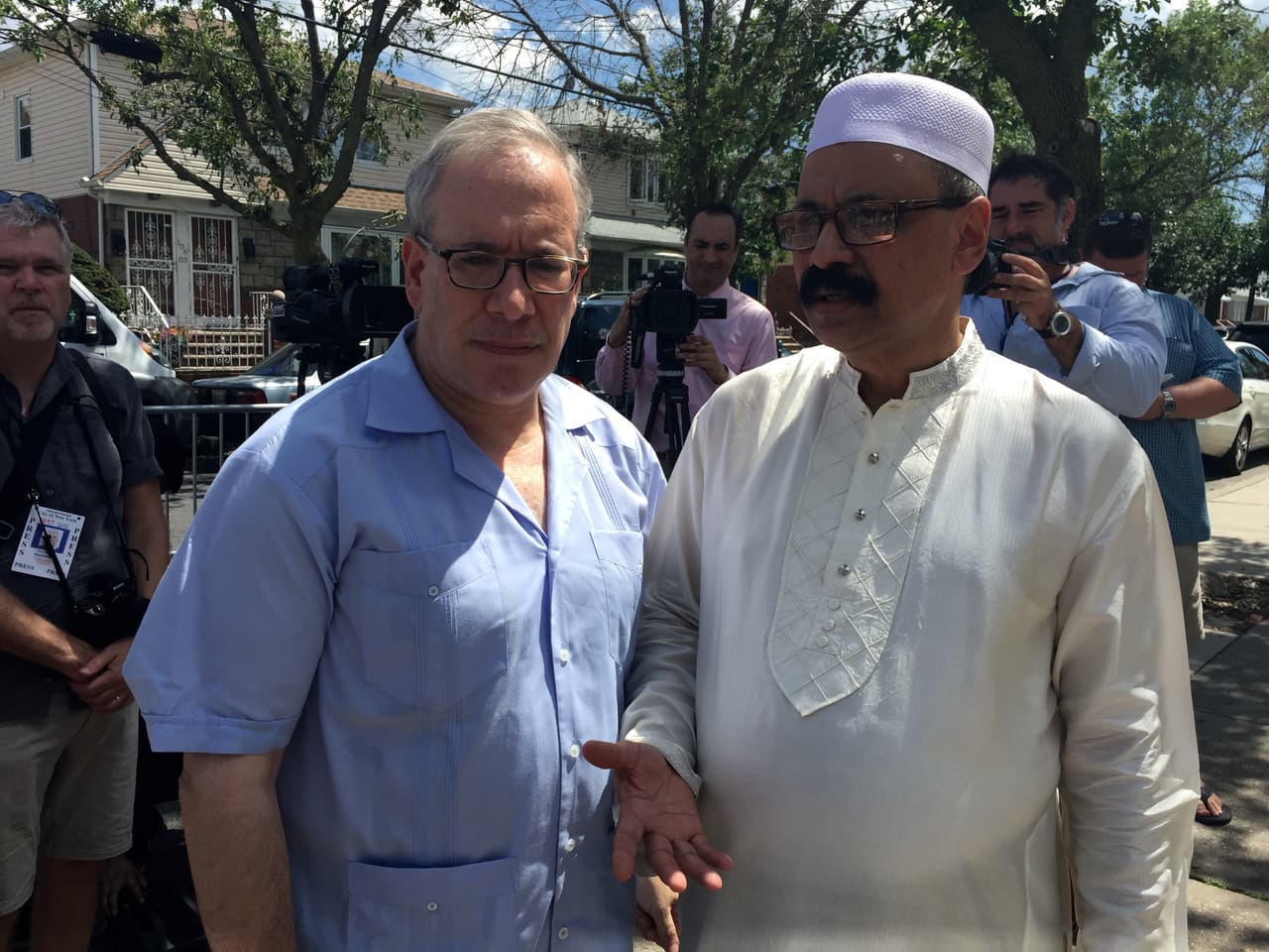 El contralor Scott Stringer y Badrul Khan, asesor de la mezquita Al-Furqan Jame Masjid.