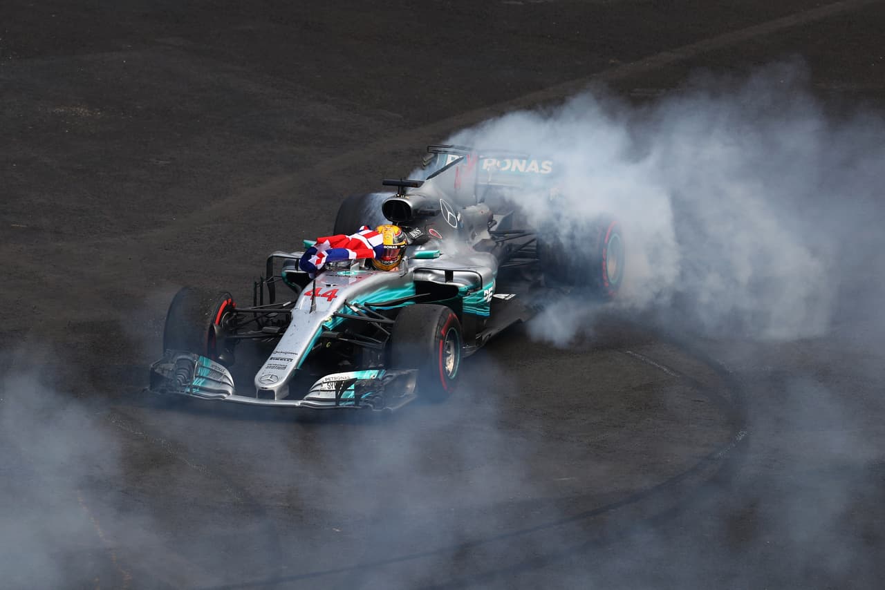 Las tradicionales "donas" no se hicieron esperar. Hamilton se mostró eufórico al confirmarse su nuevo campeonato mundial y lo celebró en grande.