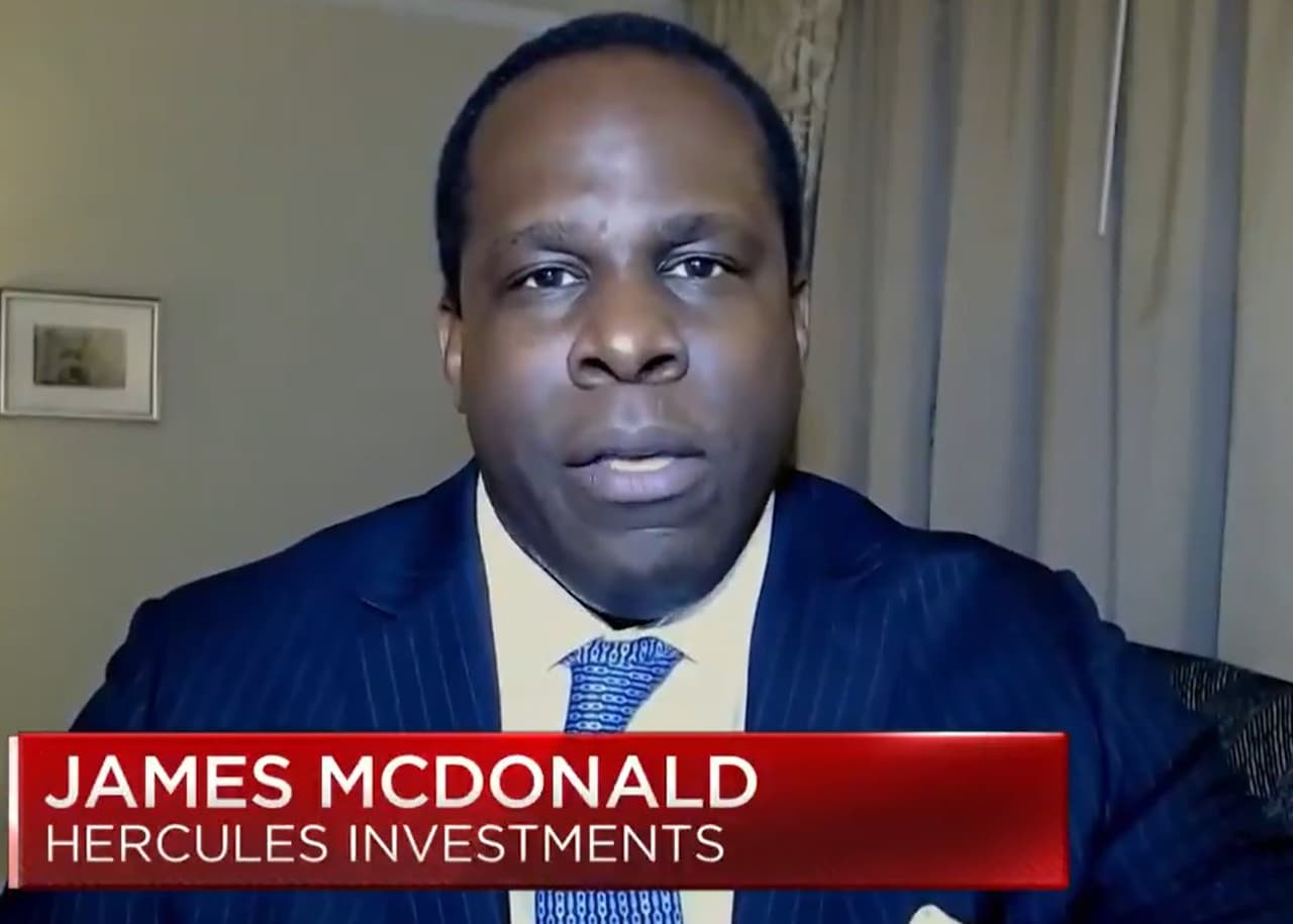 El FBI busca a un inversionista que salía en TV: lo acusan de un millonario fraude financiero