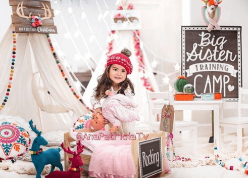 Giulietta se está preparando para ser la hermana mayor practicando con sus muñecos.