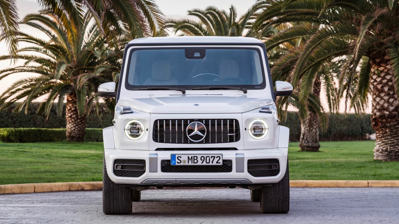 Otros detalles menos prominentes de la segunda generación de la Geländewagen como el parachoques frontal integrados o las luces de cruce sobre los guardafangos que 
<b>se esconden en caso de accidente</b> también están presentes en el Mercedes-AMG G63 2019.