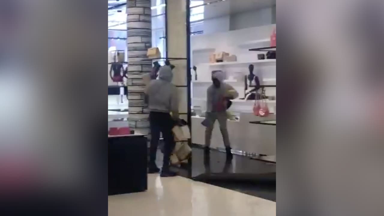 Una banda de ladrones enmascarados asaltan a mano armada una tienda Chanel en NYC