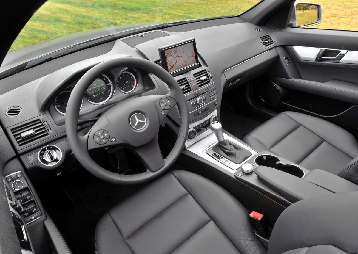 Interior del Mercedes-Benz C-Class 2009, uno de los modelos afectados por el recall