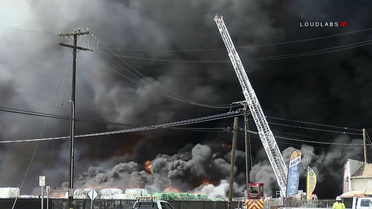 El fuego se propagó con potencia generando una gigantesca nuble negra, visible a varias millas del lugar.